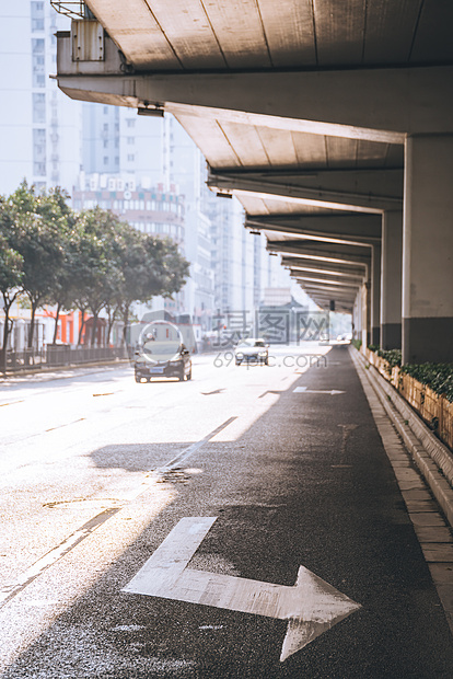 城市街道车水马龙图片