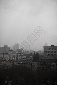 雾霾中的城市背景图片