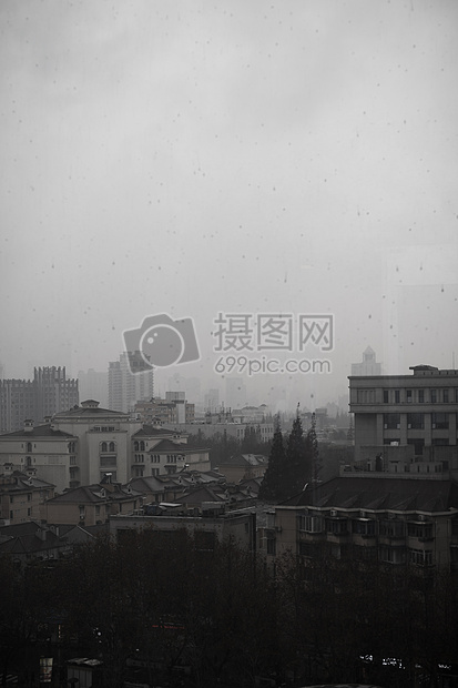 雾霾中的城市图片