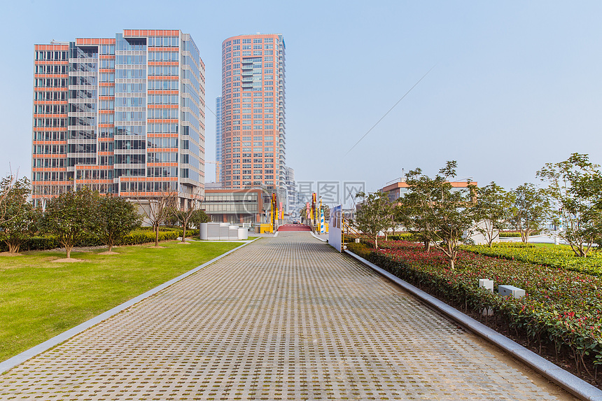 城市建筑两旁绿化草地道路图片