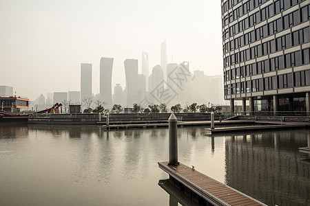 雾霾下的上海城市建筑图片
