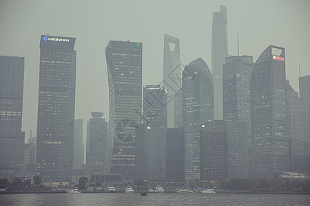 雾霾中的上海黄浦江陆家嘴高清图片