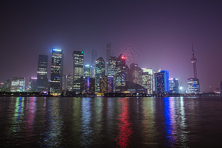 雾霾中陆家嘴夜景江面倒影背景图片