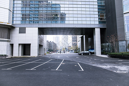 大悦城商场外立面与车库道路背景