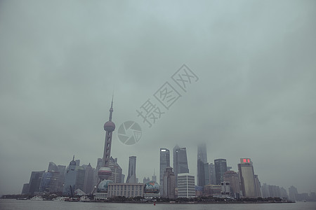 雾霾中的上海商圈陆家嘴图片
