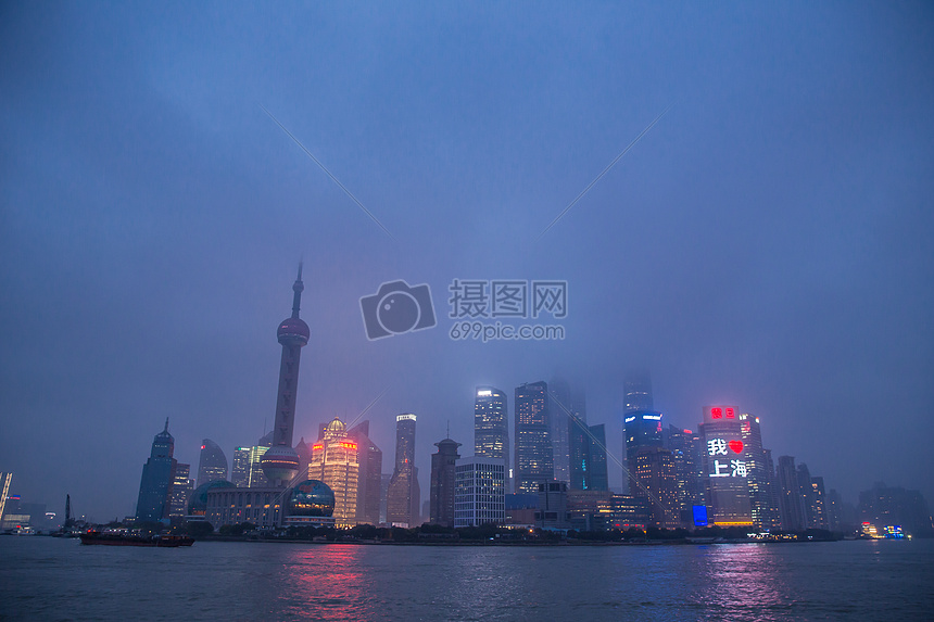 雾中的上海商圈陆家嘴夜景图片