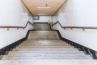 地铁站出口楼梯图片