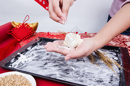 冬至过年正在制作手工饺子图片