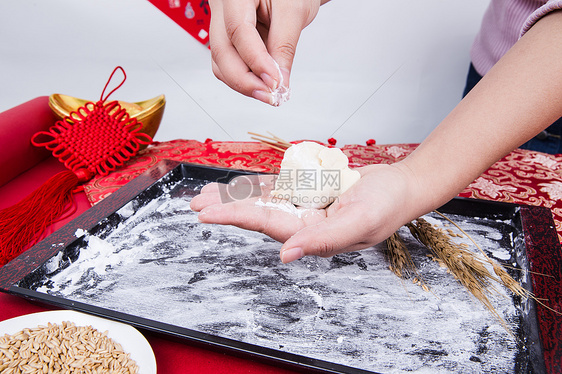 冬至过年正在制作手工饺子图片