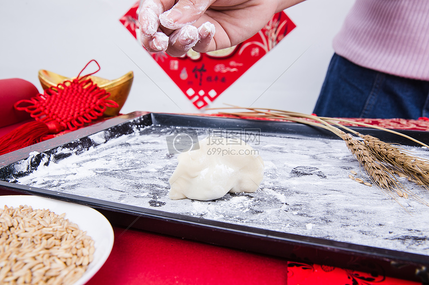 冬至过年正在制作手工饺子图片