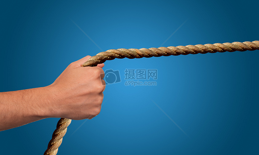 手拉绳子的人