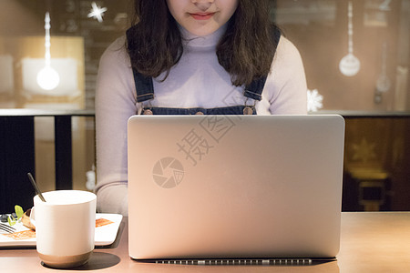 漂亮女生咖啡馆里使用电脑的女孩背景