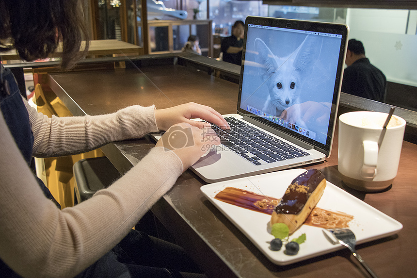 咖啡馆里使用电脑的女孩