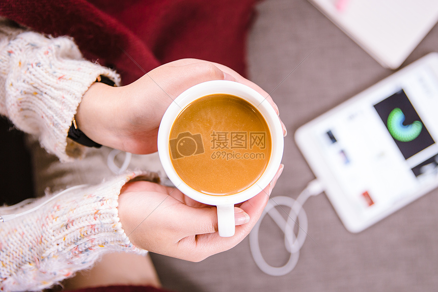 清新文艺女孩手捧咖啡听歌摄影图片素材免费下