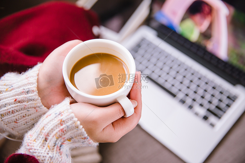 温暖女孩手棒咖啡看电脑图片