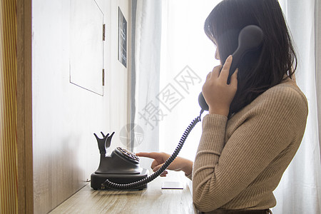 正在打电话的女孩图片