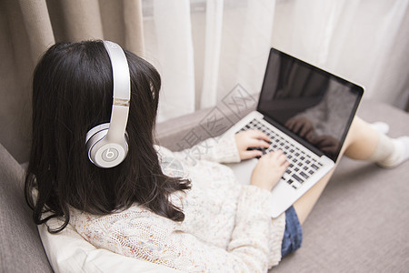 智能生活听歌用电脑的女孩图片