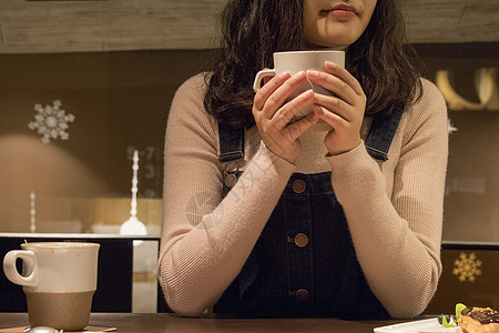 喝咖啡的女孩背景图片