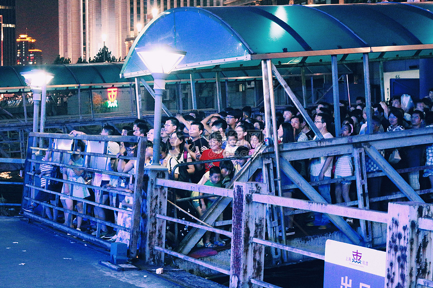 上海外滩轮渡码头等待的人们摄影图片免费下载