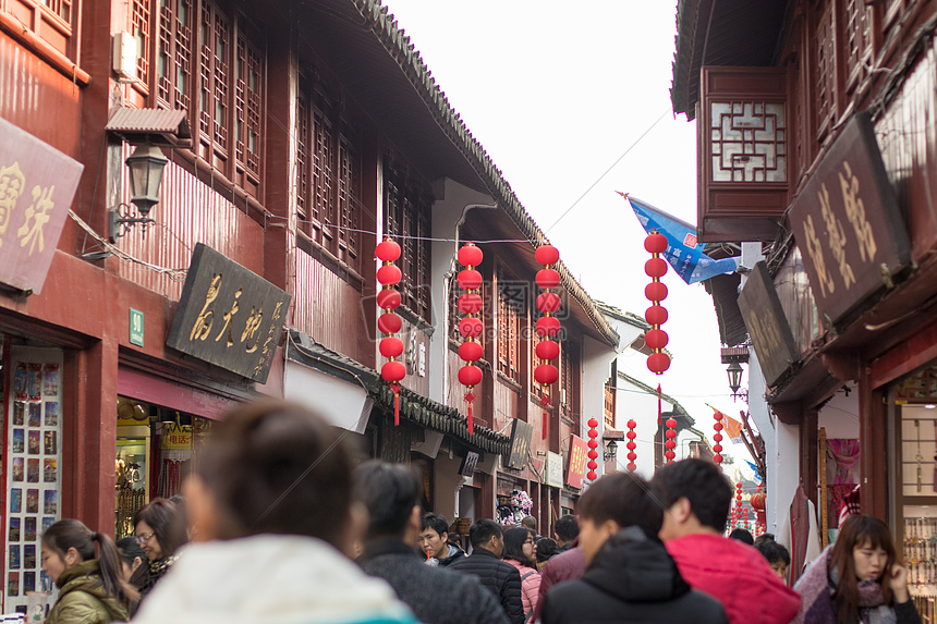 古镇过年假日旅游拥挤图片