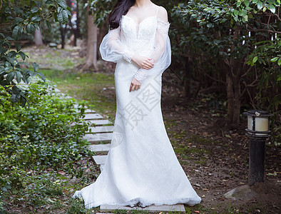 室外清新穿白色婚纱的女人高清图片