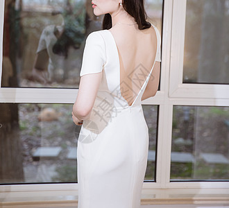 婚纱设计窗前知性女人穿紧身型婚纱背景