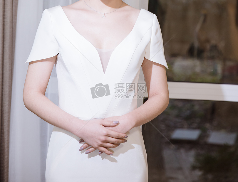 窗前知性女人穿紧身型婚纱图片