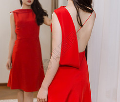 穿红色礼服女人在镜子前图片
