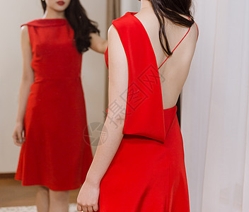 穿红色礼服女人在镜子前背景图片