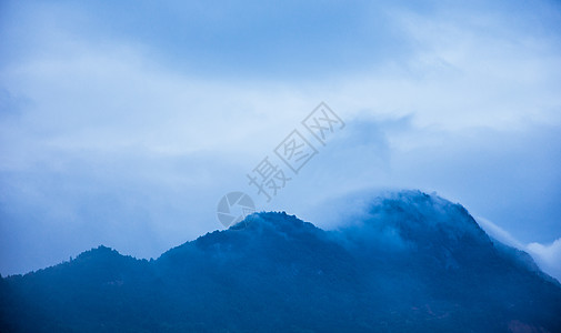 大气云雾风景朦胧山脉背景图片