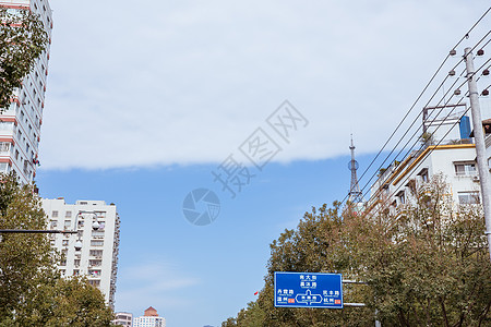 清新简单蓝天白云城市建筑背景图片