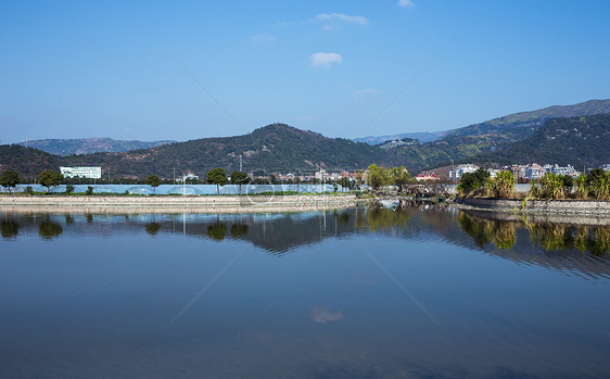 大气城市田园水面倒影图片