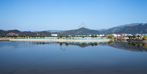 大气城市田园水面倒影图片