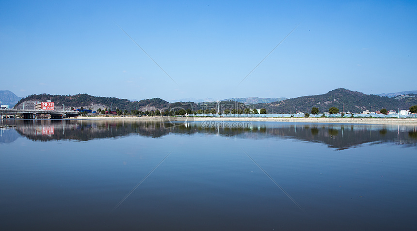 大气城市田园水面倒影图片