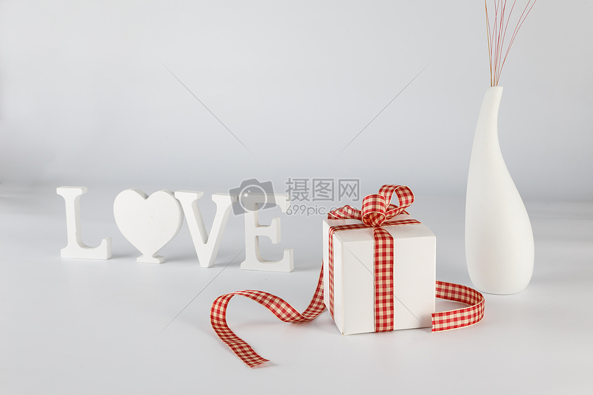 情人节礼物盒LOVE立体字花瓶在白色背景上图片