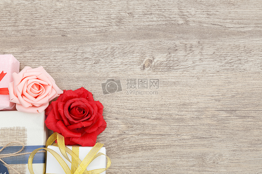 情人节礼盒玫瑰花在木纹背景上图片