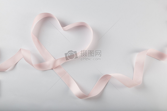 情人节粉色爱心缎带在白色背景上图片