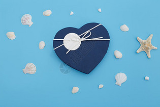 情人节爱心礼盒在浅蓝色背景上图片