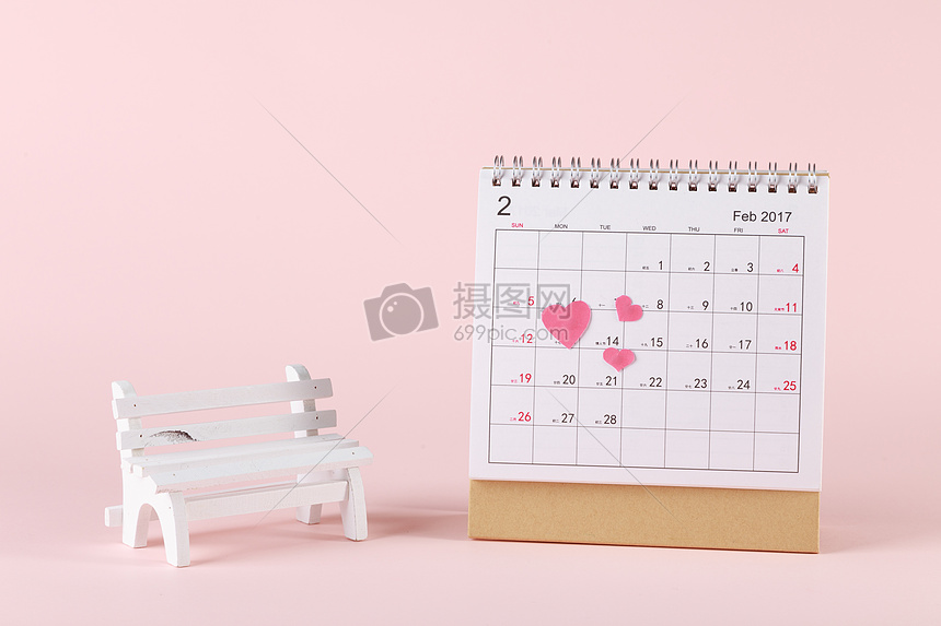 情人节日历玫瑰花瓣在粉色上图片