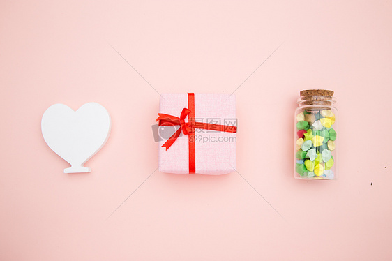 粉色背景上的礼物盒图片