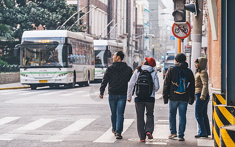 甜爱路街道路人背景背景