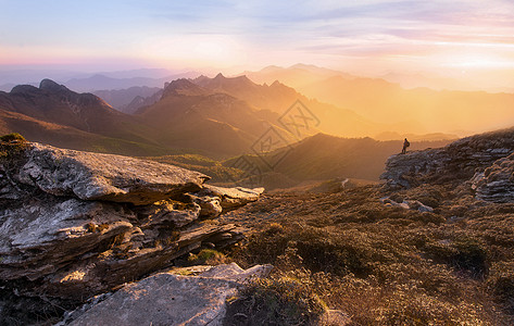 登顶人与自然背景