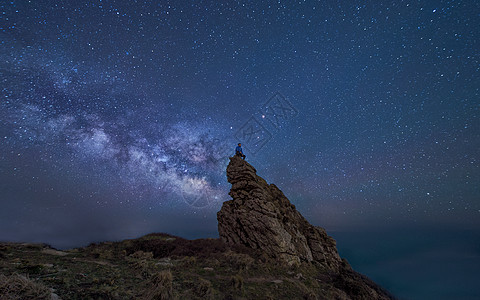 悬崖上孤独人星野猎人背景