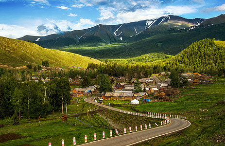 白哈巴蜿蜒道路高清图片