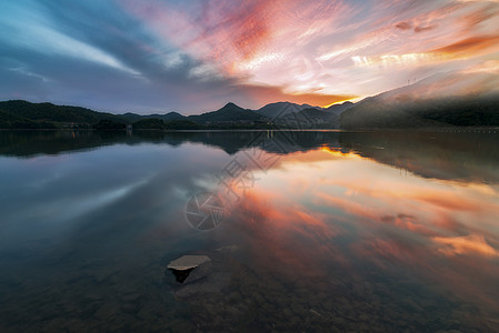 晚霞风景彩霞中的湖畔背景