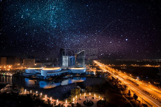 星空下的城市夜景图片
