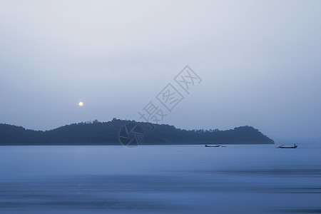 水墨风的湖中的船背景