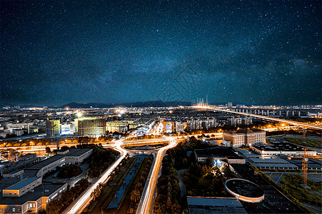 星空下的城市夜景图片