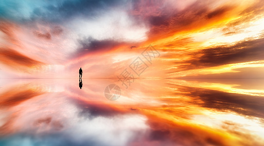 红胁蓝尾鸲天空之境的人的倒影背景
