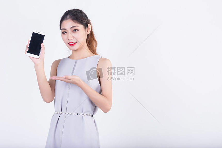 商务套裙女性展示手机图片